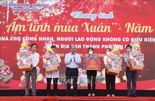 Chủ tịch nước Nguyễn Xuân Phúc trao quà Tết tặng công nhân, người lao động tại Thành phố Hồ Chí Minh